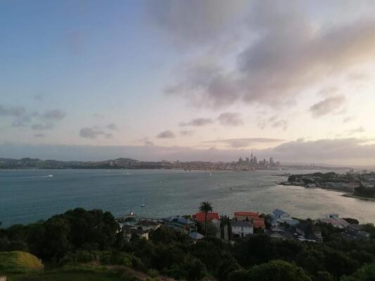 Blick auf die Skyline von Auckland aus Davenport
