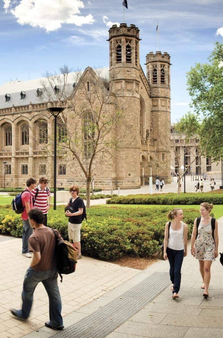 Studenten auf dem North Terrace Campus der University of Adelaide