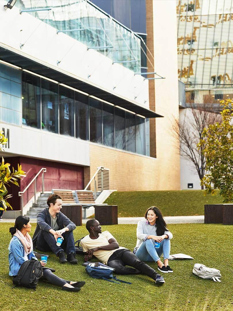Studenten auf dem Campus der Victoria University in Melbourne