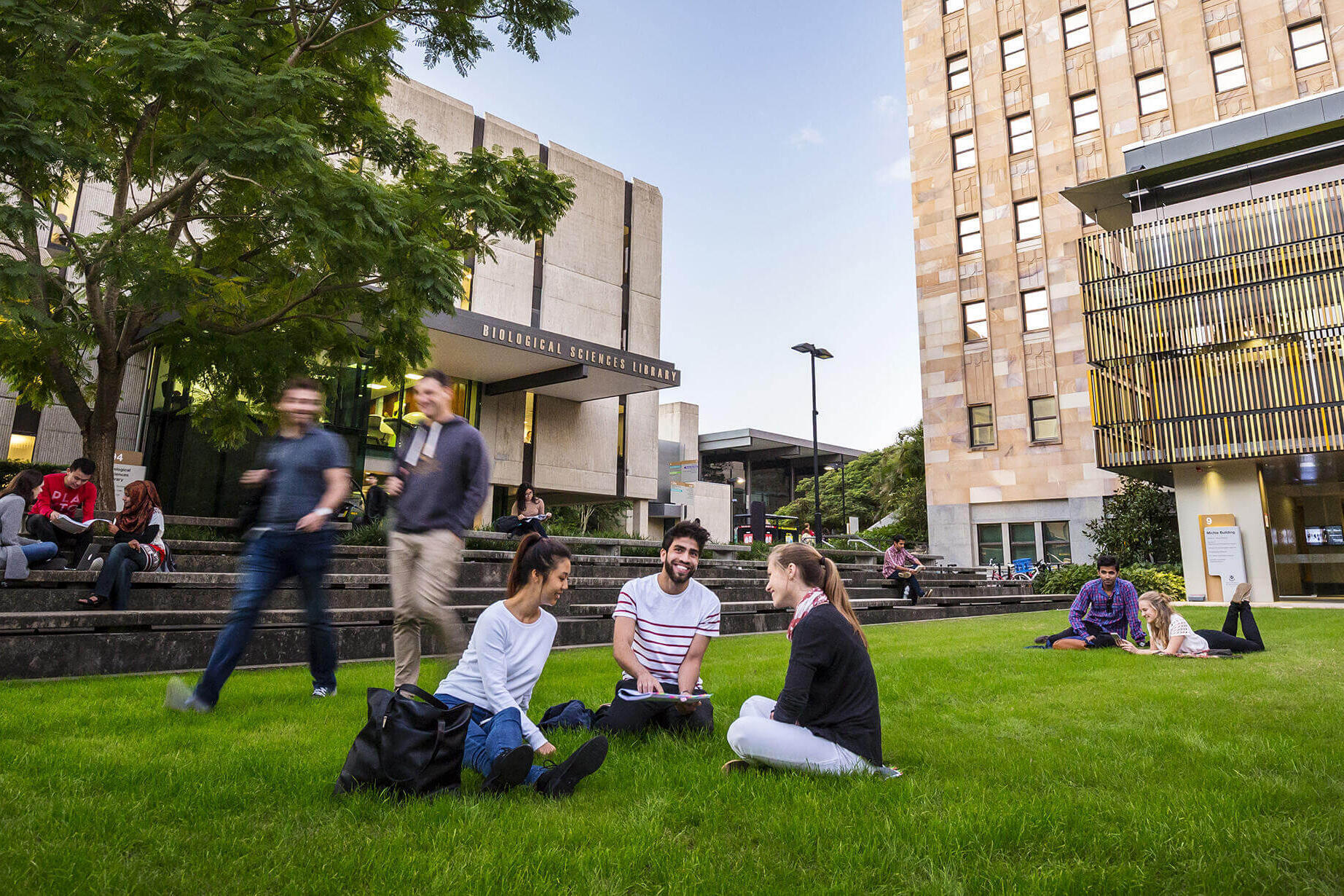 Student:innen auf dem St Lucia Campus der UQ in Australien