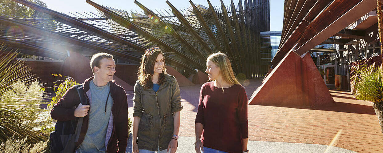 Studierende auf dem Campus der Edith Cowan University in Perth